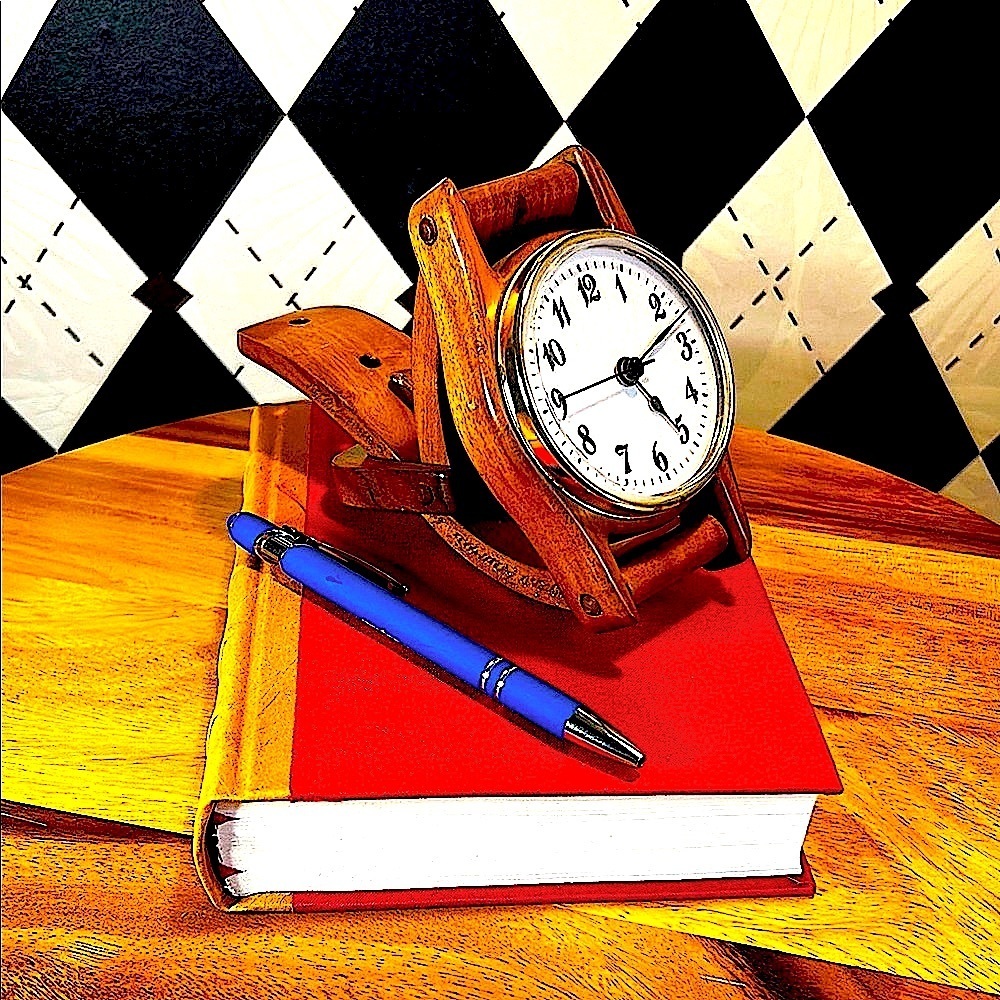 Vintage Wooden Desk Clock‎ – Unique Wristwatch Design